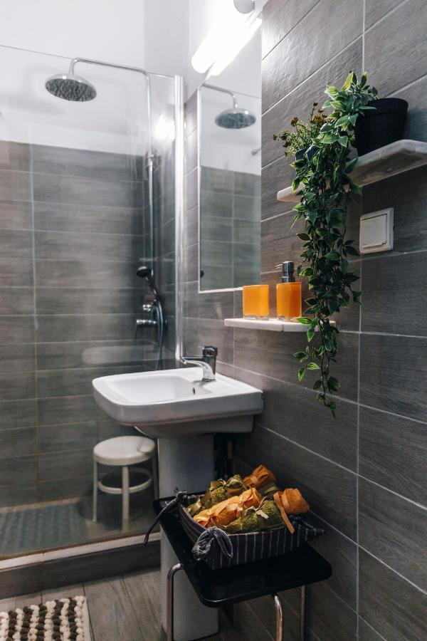 Monastiraki-Psiri, Old Town, 3-Bdr Apt, Sleep 6-10P, Spacious Court Yard Athen Eksteriør bilde