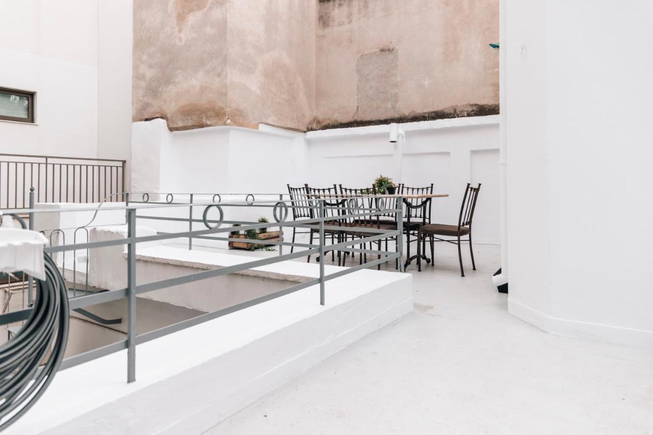 Monastiraki-Psiri, Old Town, 3-Bdr Apt, Sleep 6-10P, Spacious Court Yard Athen Eksteriør bilde