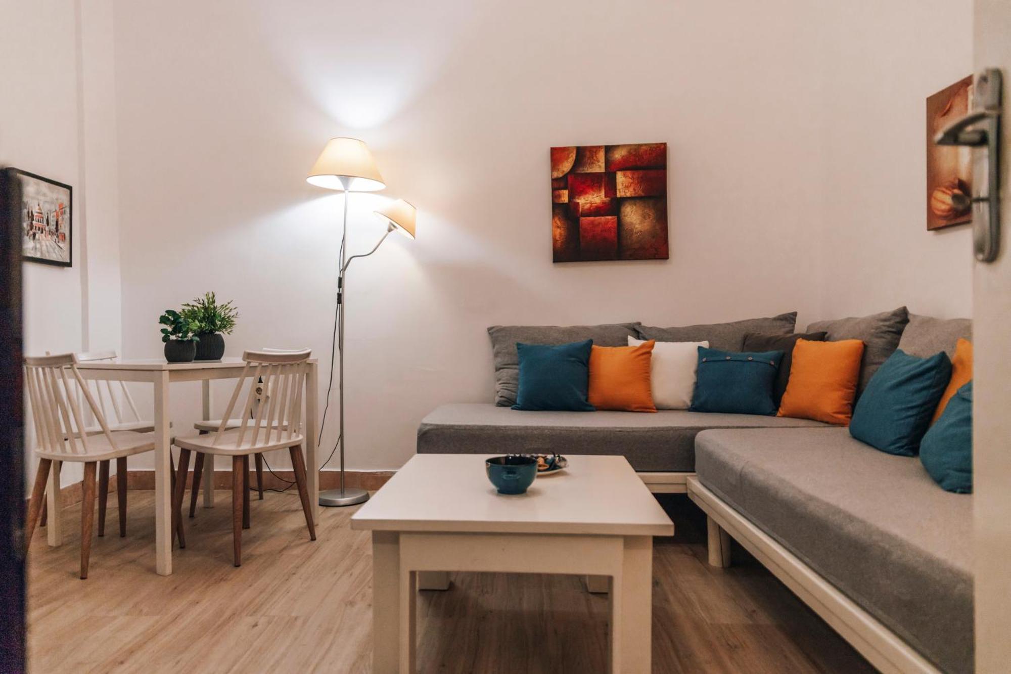 Monastiraki-Psiri, Old Town, 3-Bdr Apt, Sleep 6-10P, Spacious Court Yard Athen Eksteriør bilde