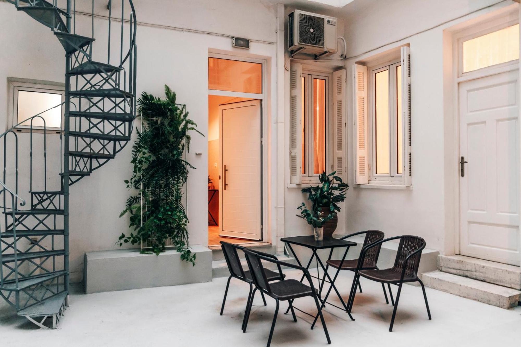 Monastiraki-Psiri, Old Town, 3-Bdr Apt, Sleep 6-10P, Spacious Court Yard Athen Eksteriør bilde