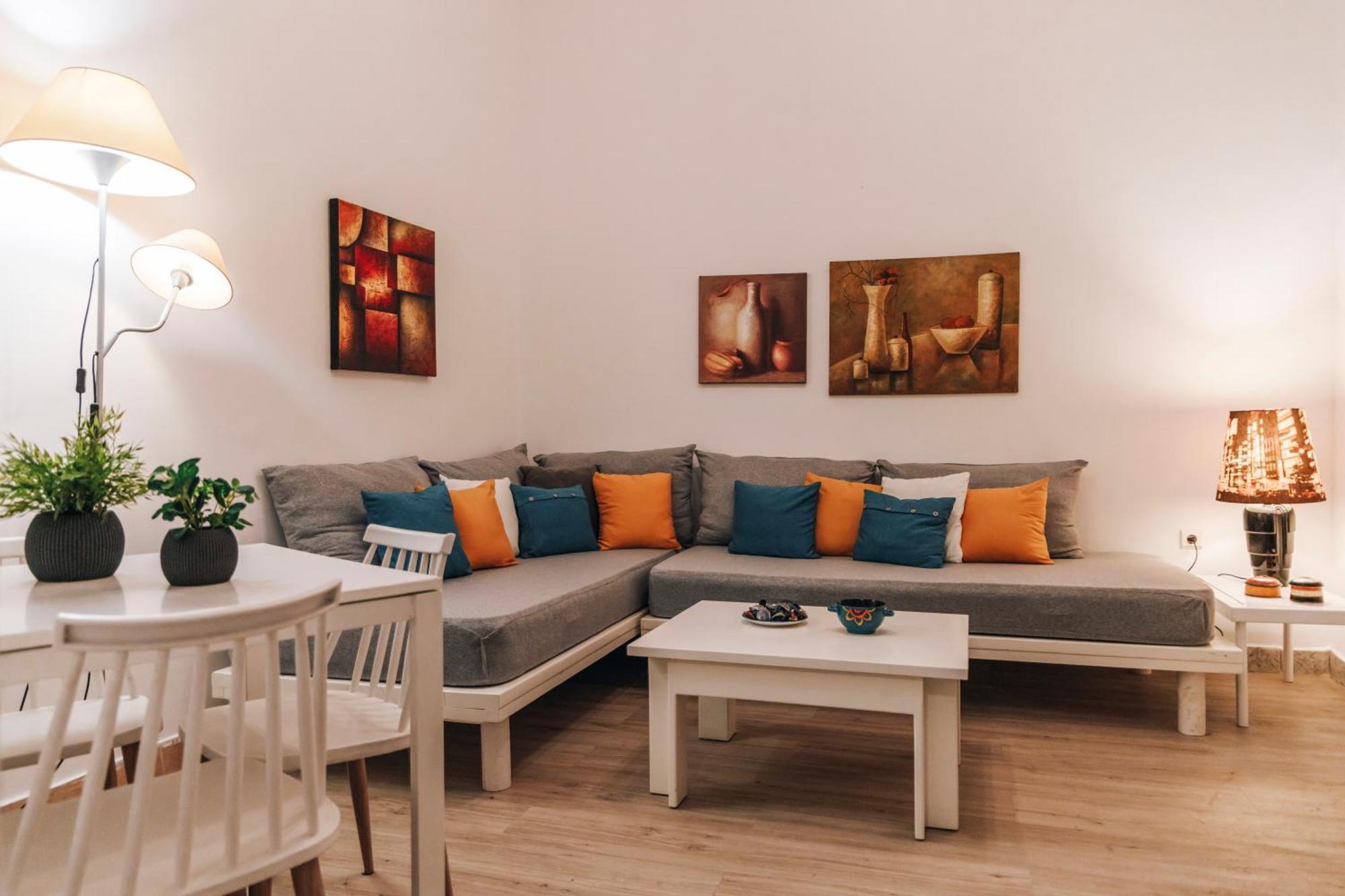Monastiraki-Psiri, Old Town, 3-Bdr Apt, Sleep 6-10P, Spacious Court Yard Athen Eksteriør bilde